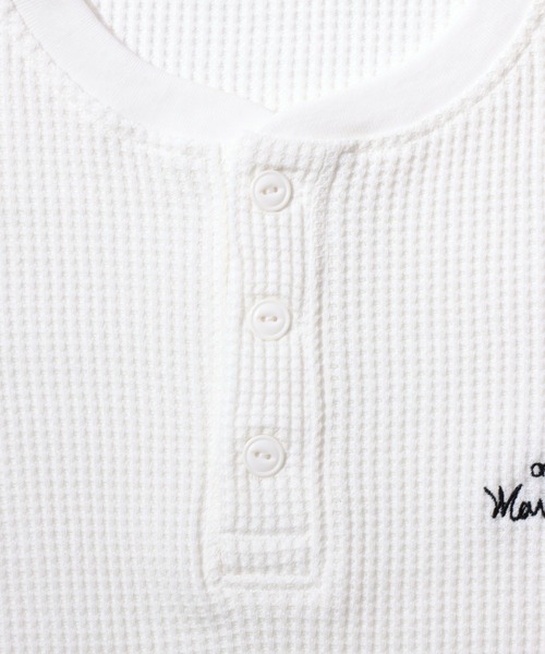 Mark Gonzales（マーク・ゴンザレス）の「MARK GONZALES ARTWORK COLLECTION/マークゴンザレス 別注 ワンポイント刺繍 ピスネーム ドローコード オーバーサイズ サーマル ワッフル ヘンリーネック 長袖Tシャツ ロンT（Tシャツ/カットソー・メンズ・ブラック/チャコール/ホワイト/グレー・M/XL/L）」の11枚目の写真