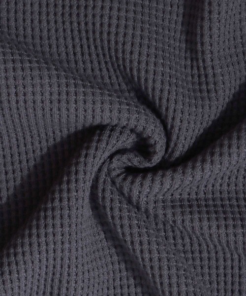 Mark Gonzales（マーク・ゴンザレス）の「MARK GONZALES ARTWORK COLLECTION/マークゴンザレス 別注 ワンポイント刺繍 ピスネーム ドローコード オーバーサイズ サーマル ワッフル ヘンリーネック 長袖Tシャツ ロンT（Tシャツ/カットソー・メンズ・ブラック/チャコール/ホワイト/グレー・M/XL/L）」の22枚目の写真