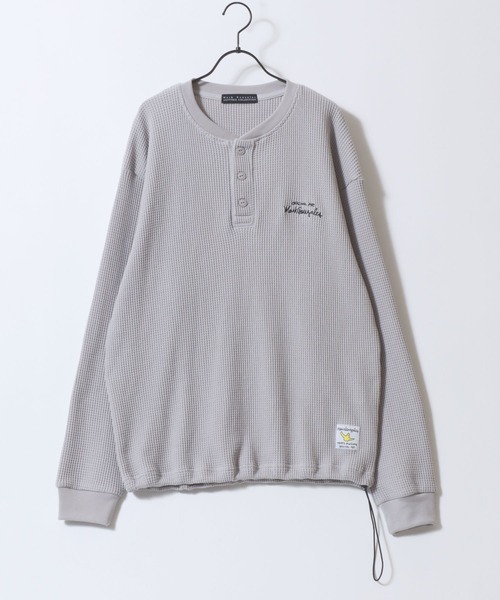 Mark Gonzales（マーク・ゴンザレス）の「MARK GONZALES ARTWORK COLLECTION/マークゴンザレス 別注 ワンポイント刺繍 ピスネーム ドローコード オーバーサイズ サーマル ワッフル ヘンリーネック 長袖Tシャツ ロンT（Tシャツ/カットソー・メンズ・ブラック/チャコール/ホワイト/グレー・M/XL/L）」の7枚目の写真