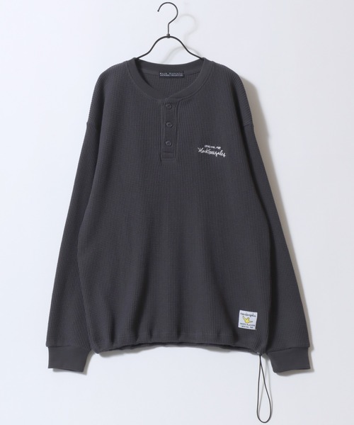 Mark Gonzales（マーク・ゴンザレス）の「MARK GONZALES ARTWORK COLLECTION/マークゴンザレス 別注 ワンポイント刺繍 ピスネーム ドローコード オーバーサイズ サーマル ワッフル ヘンリーネック 長袖Tシャツ ロンT（Tシャツ/カットソー・メンズ・ブラック/チャコール/ホワイト/グレー・M/XL/L）」の8枚目の写真