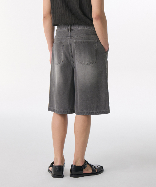 MUSINSA STANDARD（ムシンサスタンダード）の「ビッグブラシワンタックバミューダデニムパンツ[グレー]（デニムパンツ・メンズ・その他・26/27/29/30/31/32/33/34/36/38/40/42/28）」の2枚目の写真