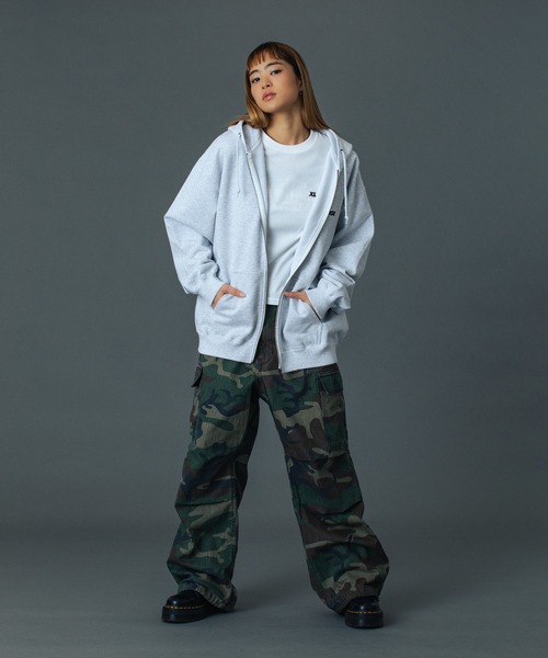 XLARGE(エクストララージ)の「【WEB限定】FLIP OG ZIP HOODED SWEATSHIRT(パーカー・メンズ・アッシュ/ブラック/ブラウン・S/M/L/XL)」の16枚目の写真