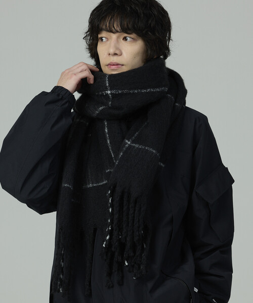 FREAK'S STORE(フリークスストア)の「ウインドウペン チェック柄 ボリューム マフラー(マフラー・メンズ・ブラック/ベージュ/ネイビー・ONE SIZE)」の4枚目の写真