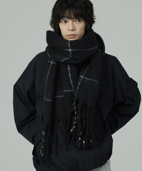 FREAK'S STORE(フリークスストア)の「ウインドウペン チェック柄 ボリューム マフラー(マフラー・メンズ・ブラック/ベージュ/ネイビー・ONE SIZE)」の5枚目の写真