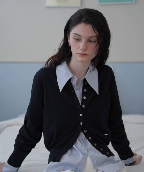 DEHEVE（デヘヴェ）の「Signiture Pearl Button Cardigan [Black]（カーディガン/ボレロ・レディース・ブラック・FREE）」の2枚目の写真