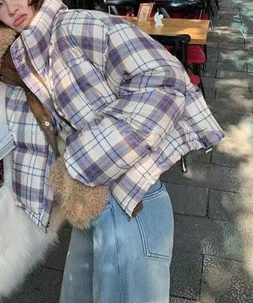 LYEON（リヨン）の「チェック柄エコダウンオーバーサイズブルゾン（ブルゾン・レディース・ベージュ・LARGE/MEDIUM）」の2枚目の写真
