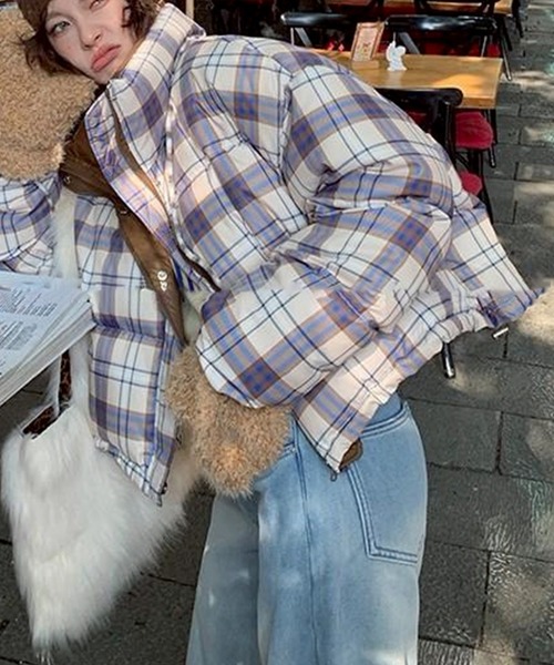 LYEON（リヨン）の「チェック柄エコダウンオーバーサイズブルゾン（ブルゾン・レディース・ベージュ・LARGE/MEDIUM）」の13枚目の写真