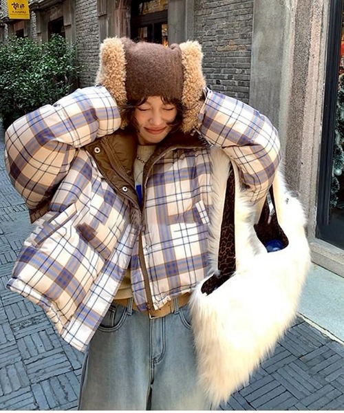 LYEON（リヨン）の「チェック柄エコダウンオーバーサイズブルゾン（ブルゾン・レディース・ベージュ・LARGE/MEDIUM）」の18枚目の写真