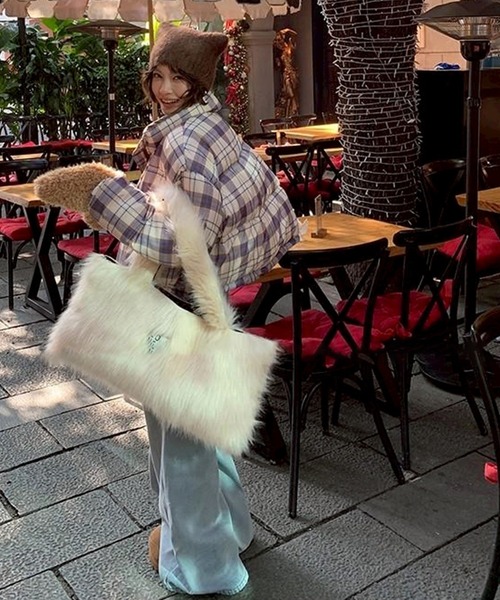 LYEON（リヨン）の「チェック柄エコダウンオーバーサイズブルゾン（ブルゾン・レディース・ベージュ・LARGE/MEDIUM）」の20枚目の写真