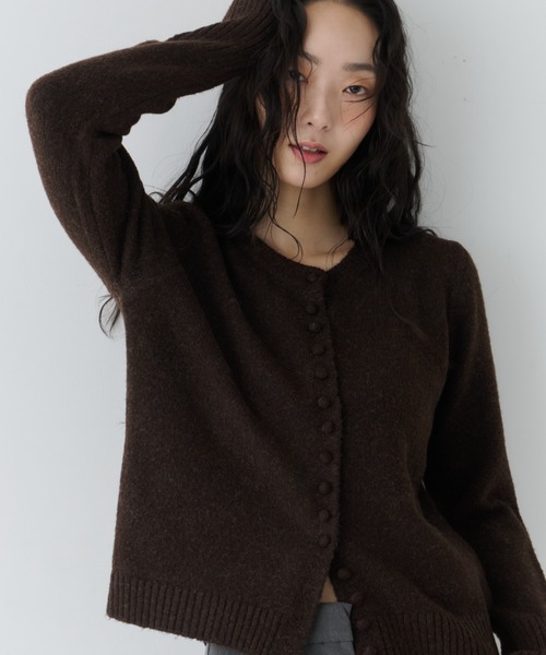 NUJOH(ヌゾ)の「Round Neck Soft Rib Cardigan / ラウンドネックソフトリブカーディガン(カーディガン/ボレロ・レディース・ブラウン/ライトグレー/ホワイト/チャコールグレー・FREE)」の4枚目の写真