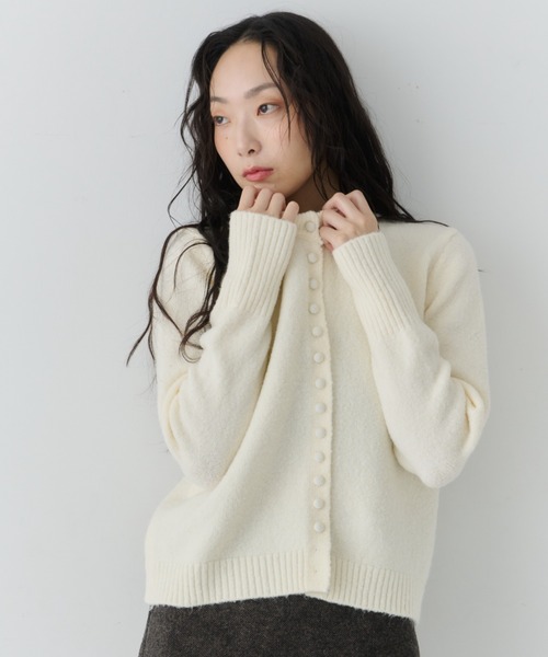 NUJOH(ヌゾ)の「Round Neck Soft Rib Cardigan / ラウンドネックソフトリブカーディガン(カーディガン/ボレロ・レディース・ブラウン/ライトグレー/ホワイト/チャコールグレー・FREE)」の1枚目の写真