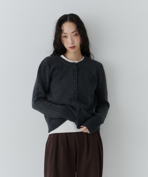 NUJOH(ヌゾ)の「Round Neck Soft Rib Cardigan / ラウンドネックソフトリブカーディガン(カーディガン/ボレロ・レディース・ブラウン/ライトグレー/ホワイト/チャコールグレー・FREE)」の2枚目の写真