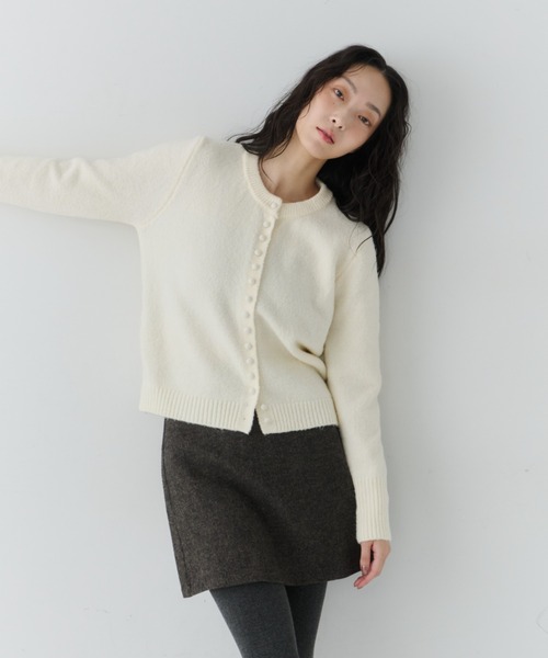 NUJOH(ヌゾ)の「Round Neck Soft Rib Cardigan / ラウンドネックソフトリブカーディガン(カーディガン/ボレロ・レディース・ブラウン/ライトグレー/ホワイト/チャコールグレー・FREE)」の6枚目の写真
