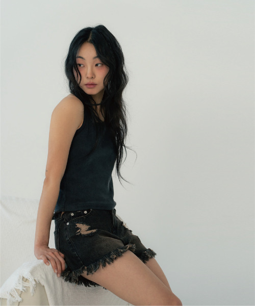 ZIZEMUSEUM(ジゼミュージアム)の「FRINGE DENIM SHORTS (BLACK)(その他パンツ・レディース・その他・SMALL/MEDIUM/LARGE)」の2枚目の写真