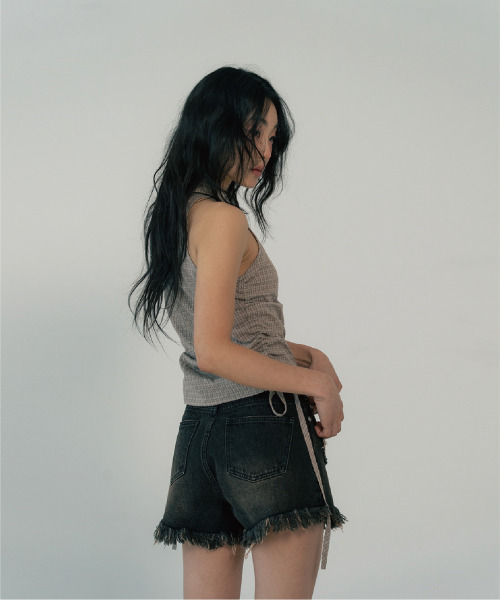 ZIZEMUSEUM(ジゼミュージアム)の「FRINGE DENIM SHORTS (BLACK)(その他パンツ・レディース・その他・SMALL/MEDIUM/LARGE)」の4枚目の写真