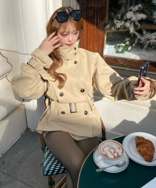 RAY CASSIN（レイカズン）の「ショート丈ルーズトレンチコート（トレンチコート・レディース・ブラック系その他2/ベージュ・FREE）」の5枚目の写真