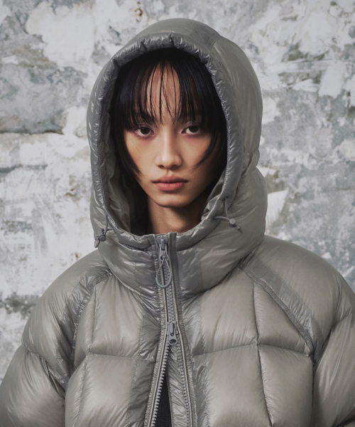 MUSINSA STANDARD WOMAN（ムシンサスタンダードウーマン）の「[シティレジャー] ウィメンズシアリップストップフーデッドダウンショートパディングジャケット [ライトウォームグレー]（ダウンジャケット/コート・レディース・その他・SMALL/MEDIUM/LARGE/X-SMALL）」の4枚目の写真