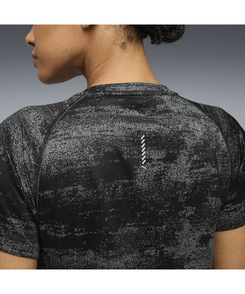 PUMA(プーマ)の「PUMA プーマ ウィメンズ ランニング ヴェロシティ AOP 半袖 Tシャツ(Tシャツ/カットソー・レディース・ブラウン系その他/ブラック・MEDIUM/LARGE/X-LARGE/SMALL)」の5枚目の写真