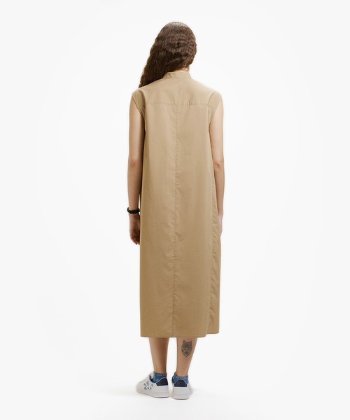 LACOSTE(ラコステ)の「Aラインノースリーブシャツドレス / ミモレ丈シャツワンピース(シャツワンピース・レディース・ライトグレー/ベージュ・40/36/38/34)」の5枚目の写真