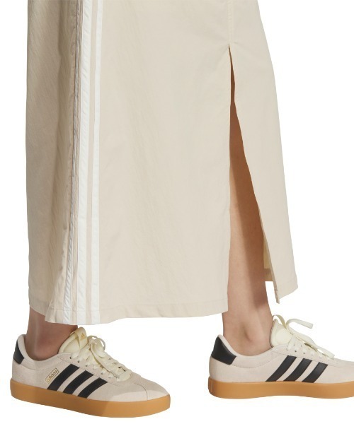 adidas（アディダス）の「アディダス adidas アイコニック スリーストライプス ルーズフィット スカート（スカート・レディース・オフホワイト/ブラック・S/M/L）」の14枚目の写真