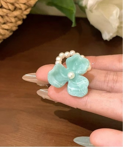 Mayree(メイリー)の「【urge select】フラワーモチーフ ビーズ リング【6色展開】(リング・レディース・コーラルピンク/アイボリー/サックスブルー/エメラルド/レモンイエロー/セージグリーン・FREE)」の2枚目の写真