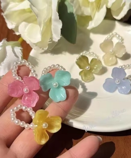 Mayree(メイリー)の「【urge select】フラワーモチーフ ビーズ リング【6色展開】(リング・レディース・コーラルピンク/アイボリー/サックスブルー/エメラルド/レモンイエロー/セージグリーン・FREE)」の7枚目の写真