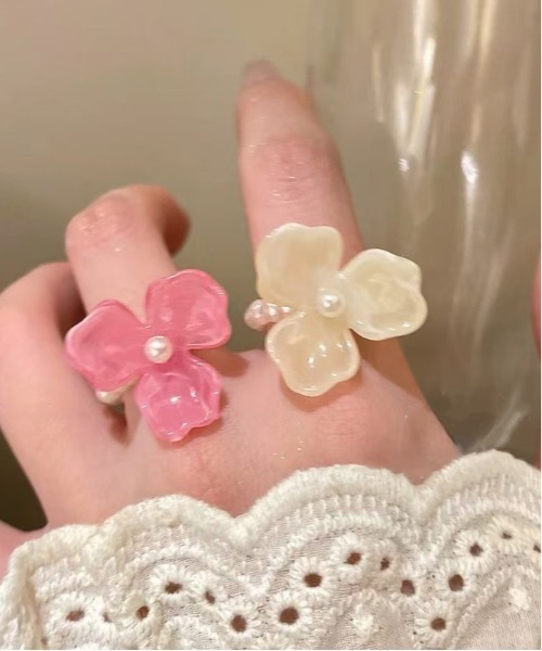 Mayree(メイリー)の「【urge select】フラワーモチーフ ビーズ リング【6色展開】(リング・レディース・コーラルピンク/アイボリー/サックスブルー/エメラルド/レモンイエロー/セージグリーン・FREE)」の9枚目の写真