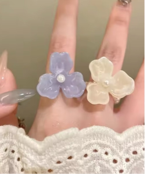 Mayree(メイリー)の「【urge select】フラワーモチーフ ビーズ リング【6色展開】(リング・レディース・コーラルピンク/アイボリー/サックスブルー/エメラルド/レモンイエロー/セージグリーン・FREE)」の10枚目の写真