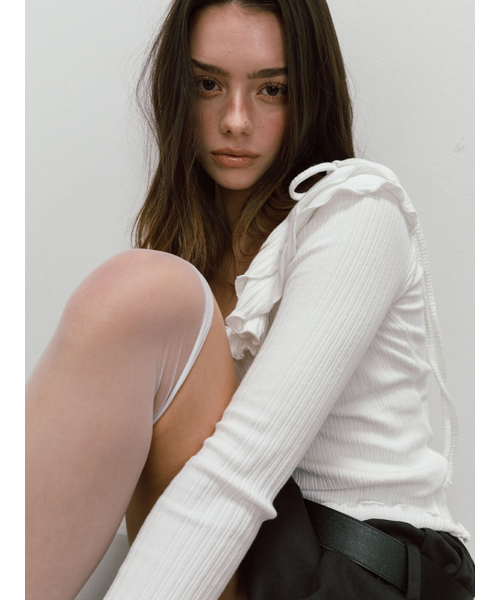MOIFAIRE（モイフェア）の「FRILL OFF SHOULDER T-SHIRT / WHITE（Tシャツ/カットソー・レディース・ホワイト・OS）」の3枚目の写真