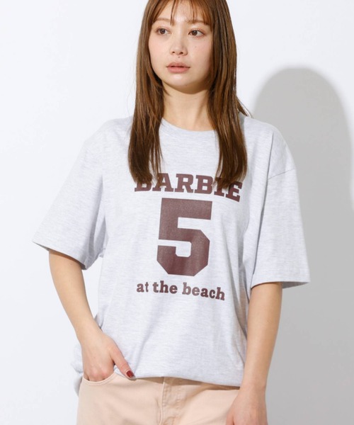 Healthy denim(ヘルシーデニム)の「【HealthyDenim/ヘルシーデニム】Barbie5 at the beach/半袖Tシャツ/ロゴTシャツ(Tシャツ/カットソー・レディース・スミクロ/ホワイト/グレー・フリー)」の3枚目の写真