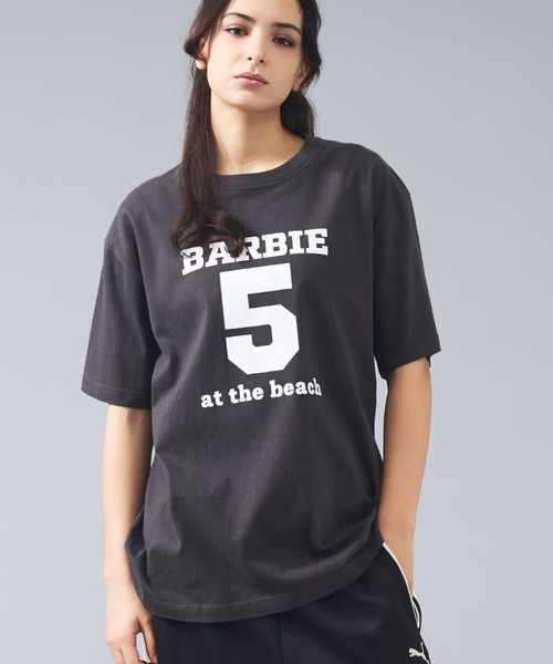 Healthy denim(ヘルシーデニム)の「【HealthyDenim/ヘルシーデニム】Barbie5 at the beach/半袖Tシャツ/ロゴTシャツ(Tシャツ/カットソー・レディース・スミクロ/ホワイト/グレー・フリー)」の2枚目の写真