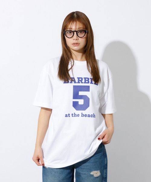 Healthy denim(ヘルシーデニム)の「【HealthyDenim/ヘルシーデニム】Barbie5 at the beach/半袖Tシャツ/ロゴTシャツ(Tシャツ/カットソー・レディース・スミクロ/ホワイト/グレー・フリー)」の6枚目の写真
