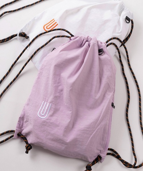 UNIVERSAL OVERALL(ユニバーサルオーバーオール)の「【94】【UNIVERSAL OVERALL/ユニバーサルオーバーオール】ワンポイントUロゴ刺繍 ナイロン ナップサック/2L(バックパック/リュック・メンズ・ラベンダー/オレンジ/ホワイト/グリーン/ブラック/ブルー・FREE)」の5枚目の写真