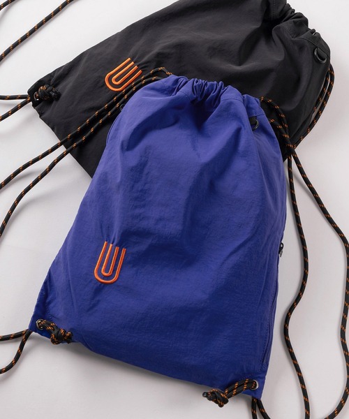 UNIVERSAL OVERALL(ユニバーサルオーバーオール)の「【94】【UNIVERSAL OVERALL/ユニバーサルオーバーオール】ワンポイントUロゴ刺繍 ナイロン ナップサック/2L(バックパック/リュック・メンズ・ラベンダー/オレンジ/ホワイト/グリーン/ブラック/ブルー・FREE)」の4枚目の写真