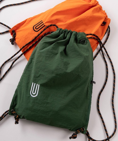 UNIVERSAL OVERALL(ユニバーサルオーバーオール)の「【94】【UNIVERSAL OVERALL/ユニバーサルオーバーオール】ワンポイントUロゴ刺繍 ナイロン ナップサック/2L(バックパック/リュック・メンズ・ラベンダー/オレンジ/ホワイト/グリーン/ブラック/ブルー・FREE)」の3枚目の写真