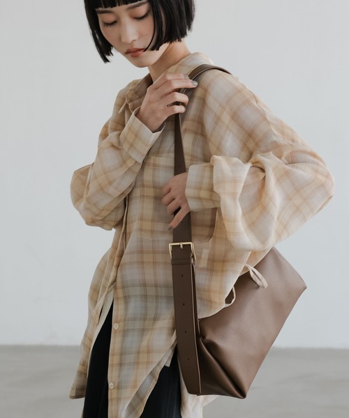 LOWRYS FARM（ローリーズファーム）の「タックスクエアショルダーＢＡＧ 656238（ショルダーバッグ・レディース・ブラック/アイボリー/ブラウン・FREE）」の3枚目の写真