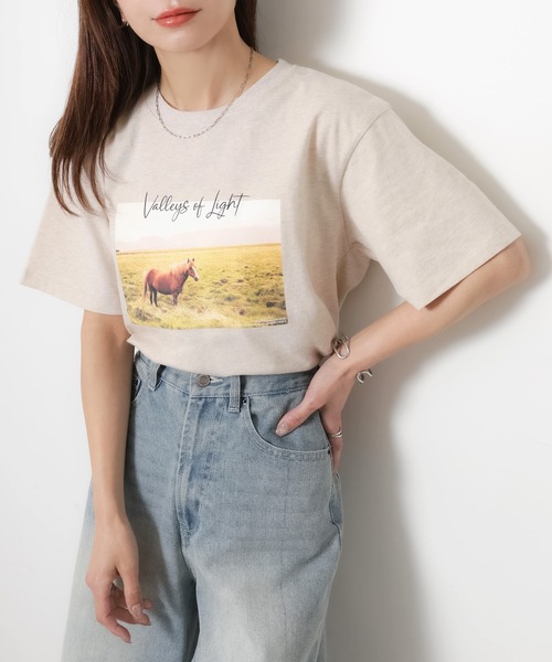Riberry(リベリー)の「馬フォトプリント半袖Tシャツ(Tシャツ/カットソー・レディース・アイボリー/チャコールグレー/ベージュ・FREE)」の3枚目の写真