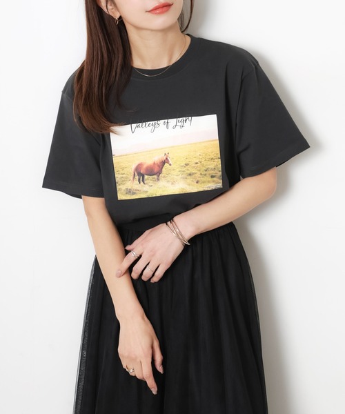 Riberry(リベリー)の「馬フォトプリント半袖Tシャツ(Tシャツ/カットソー・レディース・アイボリー/チャコールグレー/ベージュ・FREE)」の8枚目の写真