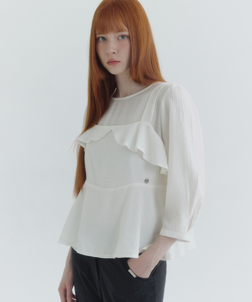 MICANE（ミケーネ）の「アベリンラッフルビスチェブラウス（シャツ/ブラウス・レディース・ピンクベージュ/アイボリー・SMALL/MEDIUM/LARGE/X-LARGE/XX-LARGE）」の4枚目の写真