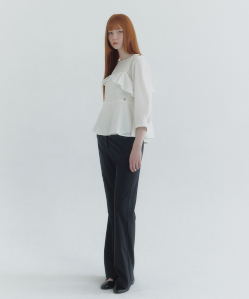 MICANE（ミケーネ）の「アベリンラッフルビスチェブラウス（シャツ/ブラウス・レディース・ピンクベージュ/アイボリー・SMALL/MEDIUM/LARGE/X-LARGE/XX-LARGE）」の6枚目の写真