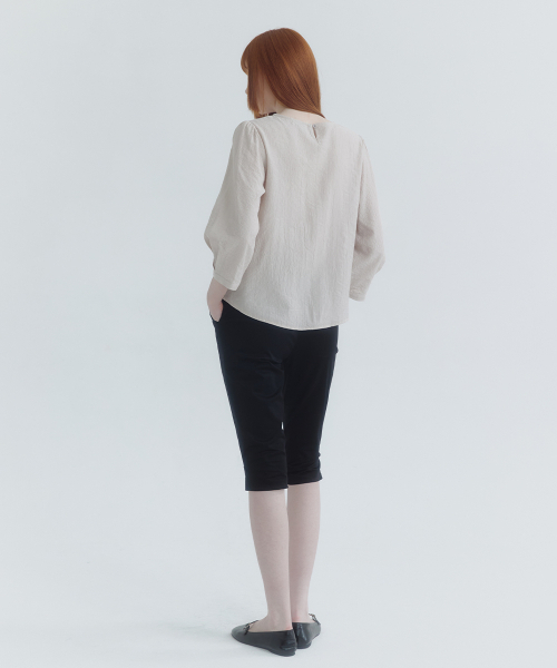 MICANE（ミケーネ）の「アベリンラッフルビスチェブラウス（シャツ/ブラウス・レディース・ピンクベージュ/アイボリー・SMALL/MEDIUM/LARGE/X-LARGE/XX-LARGE）」の11枚目の写真