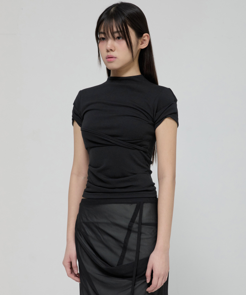 FLAREUP(フレアアップ)の「Asymmetrical Draped Mock Neck T-Shirt (FL-126_Black)(Tシャツ/カットソー・レディース・ブラック・OS)」の6枚目の写真