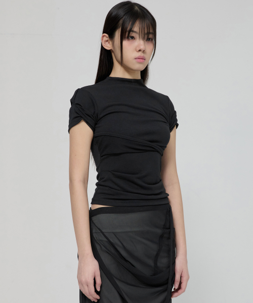 FLAREUP(フレアアップ)の「Asymmetrical Draped Mock Neck T-Shirt (FL-126_Black)(Tシャツ/カットソー・レディース・ブラック・OS)」の7枚目の写真