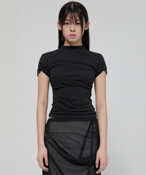 FLAREUP(フレアアップ)の「Asymmetrical Draped Mock Neck T-Shirt (FL-126_Black)(Tシャツ/カットソー・レディース・ブラック・OS)」の4枚目の写真