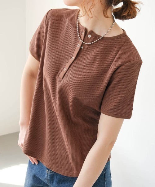 aquagarage(アクアガレージ)の「ヘンリーネックワッフルトップス(Tシャツ/カットソー・レディース・ホワイト×ブラック/ブラック/ブラウン・L/M)」の3枚目の写真