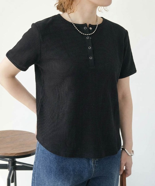 aquagarage(アクアガレージ)の「ヘンリーネックワッフルトップス(Tシャツ/カットソー・レディース・ホワイト×ブラック/ブラック/ブラウン・L/M)」の7枚目の写真