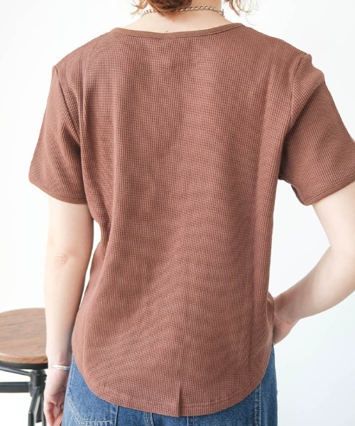 aquagarage(アクアガレージ)の「ヘンリーネックワッフルトップス(Tシャツ/カットソー・レディース・ホワイト×ブラック/ブラック/ブラウン・L/M)」の9枚目の写真