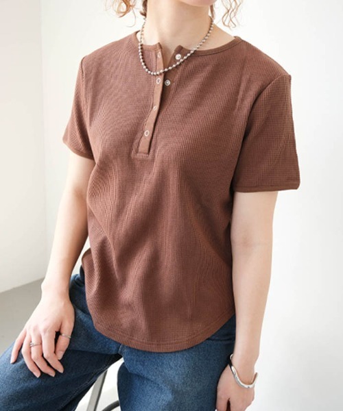 aquagarage(アクアガレージ)の「ヘンリーネックワッフルトップス(Tシャツ/カットソー・レディース・ホワイト×ブラック/ブラック/ブラウン・L/M)」の8枚目の写真