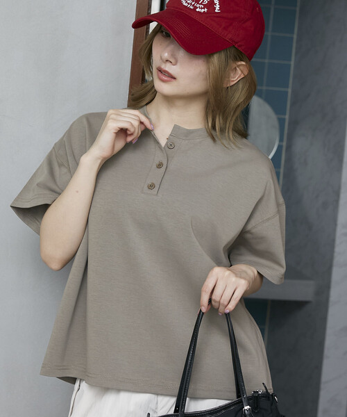 PUBLUX(パブリュクス)の「PUBLUX/パブリュクス <接触冷感>クール ポンチ ヘンリーネック Tシャツ 限定展開(Tシャツ/カットソー・レディース・チャコールグレー/グレー/オフホワイト/ベージュ・フリ-)」の4枚目の写真