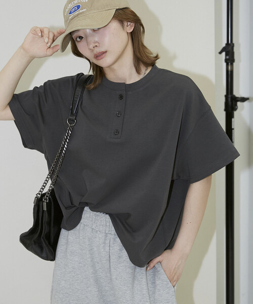 PUBLUX(パブリュクス)の「PUBLUX/パブリュクス <接触冷感>クール ポンチ ヘンリーネック Tシャツ 限定展開(Tシャツ/カットソー・レディース・チャコールグレー/グレー/オフホワイト/ベージュ・フリ-)」の1枚目の写真